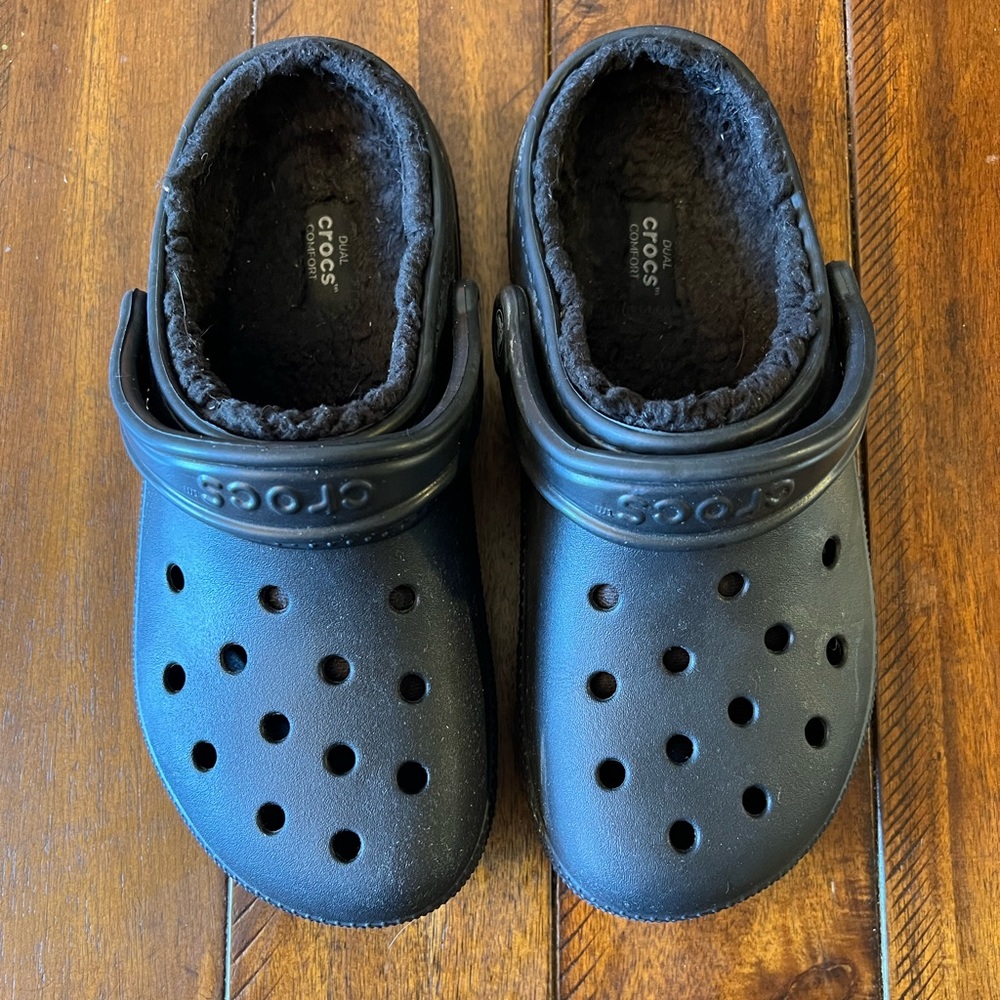 Fleece-lined crocs size 8 in womens, size 6 in mens black